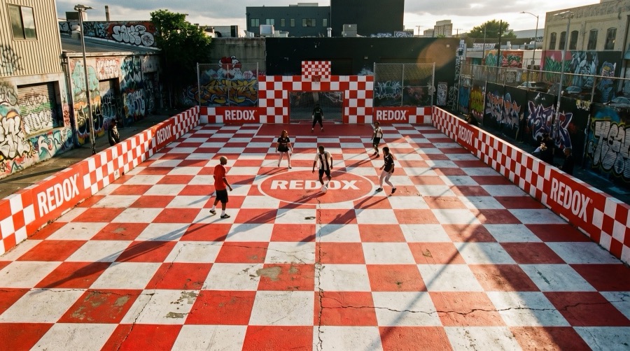 Cancha intervenida con damero rojo y blanco