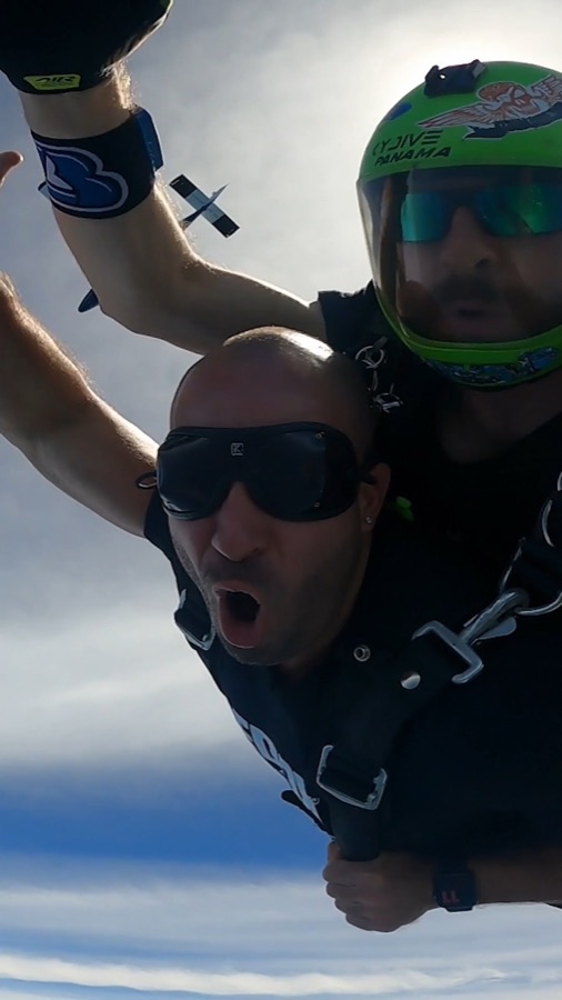 Stunt de skydiving de la campaña XXX