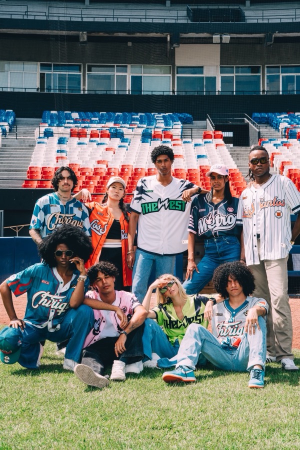 Equipo posando en el campo del estadio