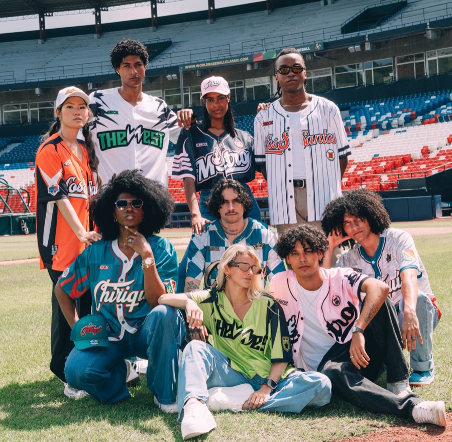 Grupo con uniformes en el campo